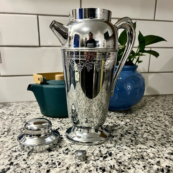 Vintage Martini Shaker Mid-Century Chrome Grapevine with a Pour spout - Picture 11 of 16
